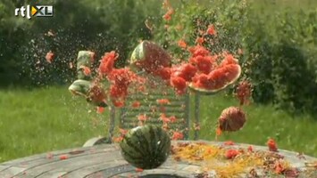 Editie NL Bizar! Meloen explodeert door elastiekjes
