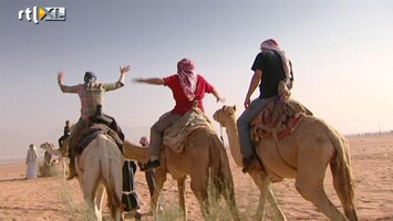 Wie Is De Reisleider Bridget en haar groep op kamelentocht