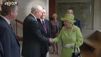 RTL Nieuws Historische handdruk Queen Elizabeth en Martin McGuinness