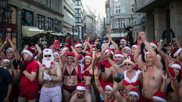 RTL Nieuws Kerstmannen rennen in zwemkleding door Budapest