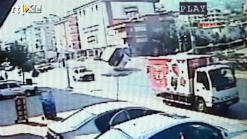 RTL Nieuws Bus vliegt uit de bocht: twee doden