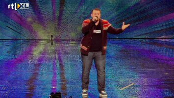 Het Beste Van Got Talent Worldwide Tony verbroedert de juryleden