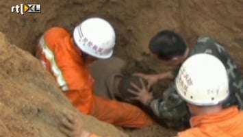 RTL Nieuws Man overleeft 20 minuten onder het zand