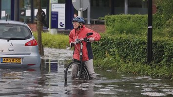Natte sokken en ondergelopen auto's: wateroverlast Friesland