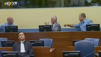 RTL Nieuws Mladic uit rechtszaal verwijderd