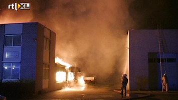 RTL Nieuws Felle brand legt autobedrijf in de as