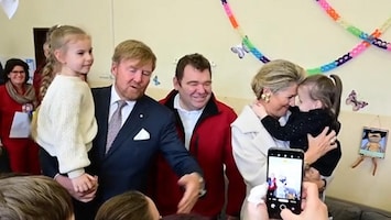 Willem-Alexander en Máxima knuffelen met Oekraïense kinderen