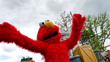 RTL Nieuws Vloekende Elmo jaagt mensen stuipen op het lijf