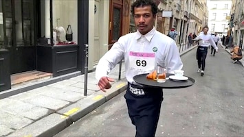 Race voor obers met vol dienblad in hartje Parijs