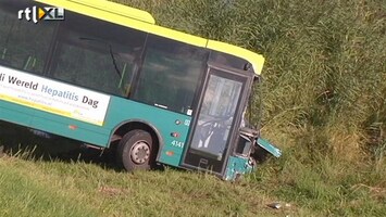 RTL Nieuws Bus in Gouda rijdt van dijk af