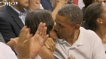 RTL Nieuws Obama's zoenen voor de 'Kiss Cam' in vol stadion