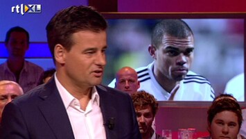 Voetbal International Pepe op de hand van Messi