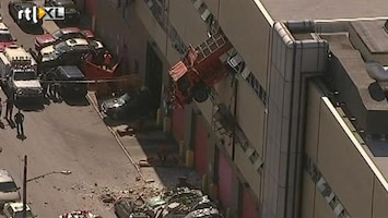 RTL Nieuws Truck bungelt uit gebouw