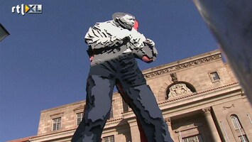 RTL Nieuws Stalen standbeeld van boksende Mandela