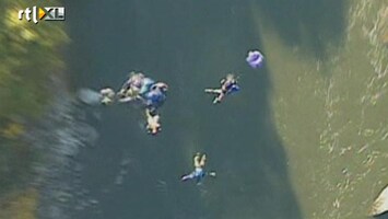 RTL Nieuws 400 parachutisten vieren brugspringdag VS