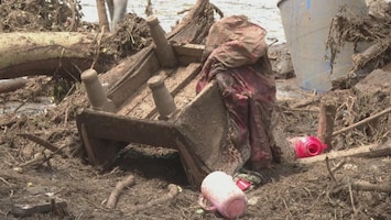 Noodweer in Kenia: moeder ziet dochter in modderstroom verdwijnen