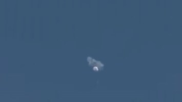 Vermeende spionageballon boven oceaan lekgeschoten: 'Oh damn!'