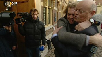 RTL Nieuws Onverwachte knuffel bij afscheid ministers