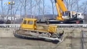 RTL Nieuws Vreemde capriolen met kraan en bulldozer