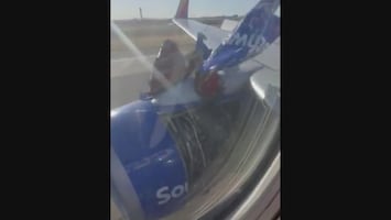 In beeld: motorkap wappert van Boeing in Denver