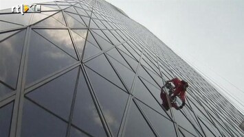 RTL Nieuws 'Spiderman' beklimt wolkenkrabber