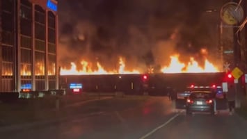 Trein in Canada rijdt al brandend door stad