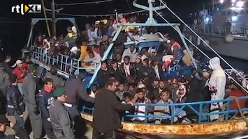 RTL Nieuws Overvolle boot komt aan op Lampedusa