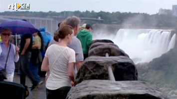 RTL Nieuws Vrouw valt in Niagara Falls