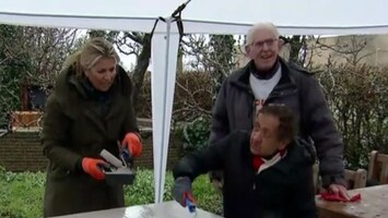 Máxima verft er lustig op los in de regen: 'Let op de details'