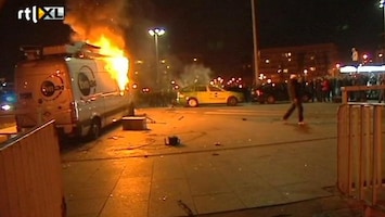 RTL Nieuws TV-wagens in brand bij Poolse rellen