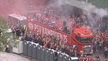 Uitzinnige fans juichen PSV'ers toe bij huldiging in Eindhoven