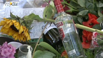 RTL Nieuws Bloemen en drank bij huis Winehouse