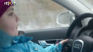 Editie NL Meisje (8) rijdt snoeihard auto!