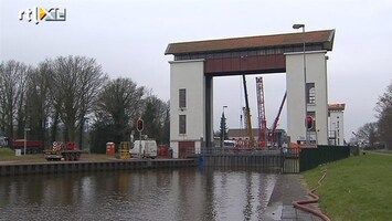 RTL Nieuws Kapotte sluis omzeild met treinen