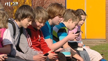 RTL Nieuws Kinderen kunnen niet zonder mobieltje