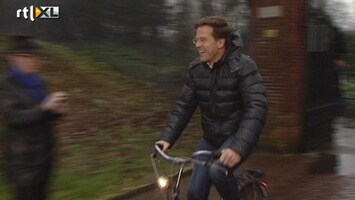 RTL Nieuws Rutte fietst door de regen naar huis