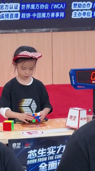 6-jarige verpulvert wereldrecord Rubiks kubus, minder dan 5 seconden