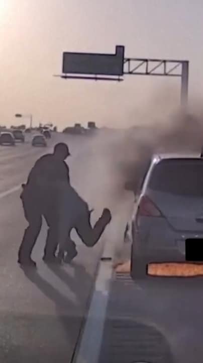Agent redt man uit brandende auto op snelweg Texas