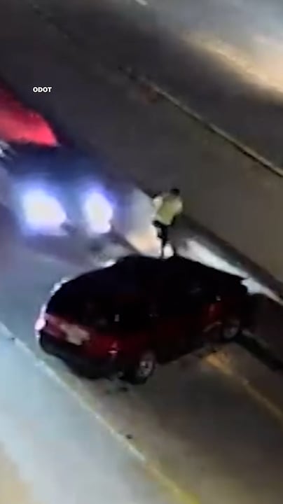 Op het nippertje: man springt weg voor auto op snelweg