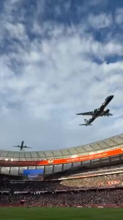 Vliegtuigen razen over stadion