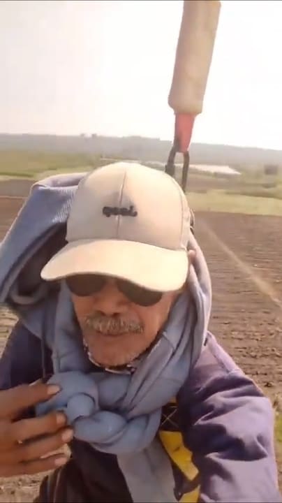 Indonesische boer vliegt met drone van huis naar plantage