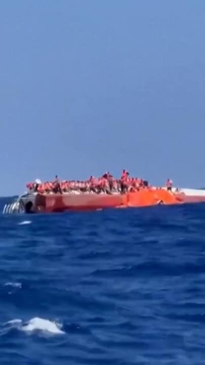 Ferry met 267 mensen gekapseisd