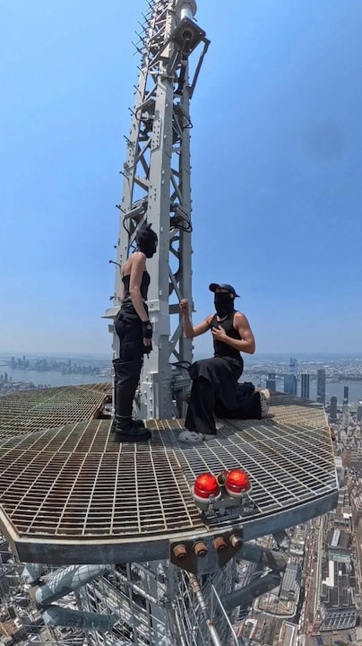 Stel klimt op Empire State Building
