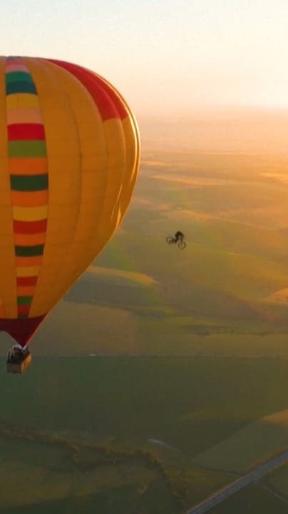 Man fietst van luchtballon af 