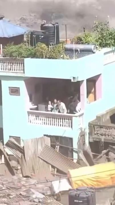 Kolkende modderstroom dendert langs balkon