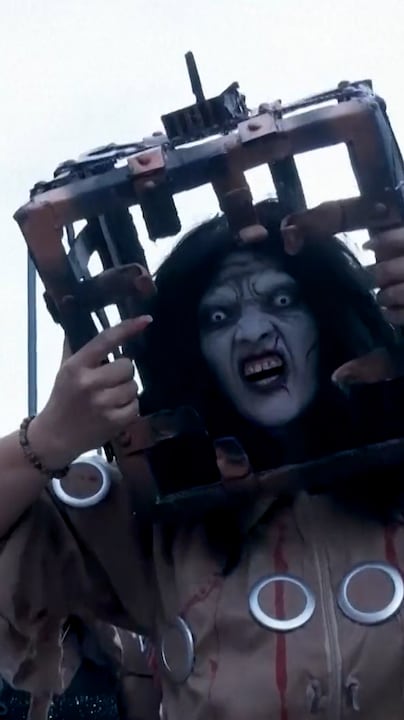Angstaanjagende figuren tijdens zombiewalk in Mexico