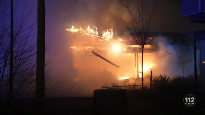 Verwoestende brand bedreigt café in Rotterdam