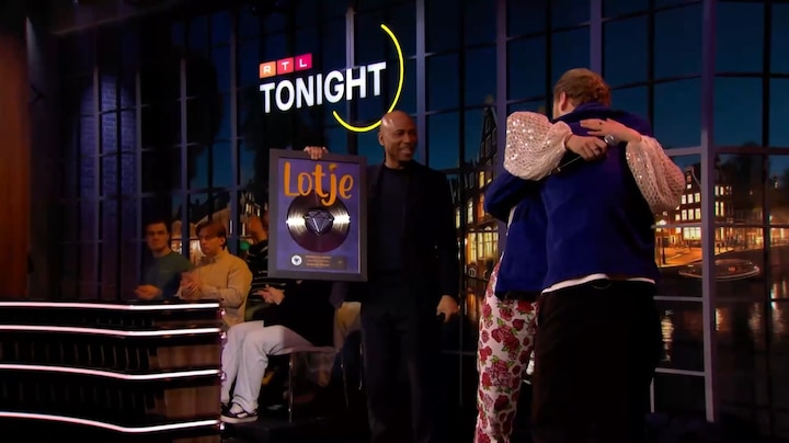 Jopke en Roeland van het liefje 'Lotje' krijgen een plaat