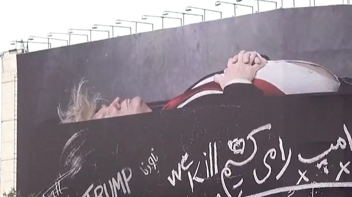 Gigantisch billboard in Iran toont Trump in een doodskist