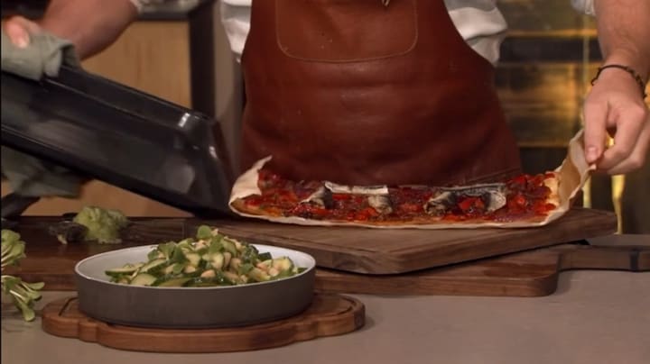 Paprikaplaattaart met sardines met komkommersalade
